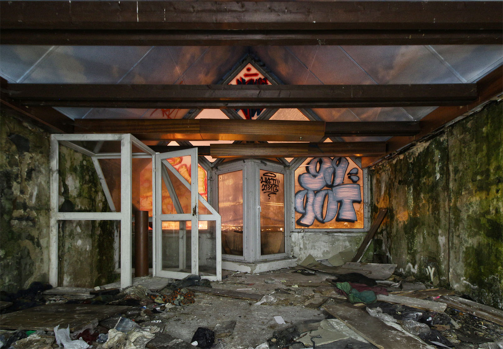 Architektuře hotelu vévodí prvky s úhly 45°, 90° a 135°.