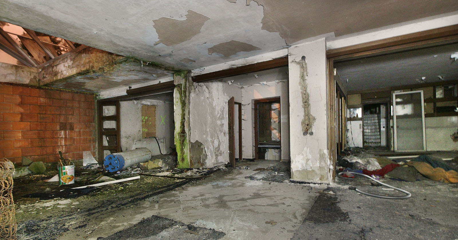 Největší sál se nacházel ve 4. poschodí, kam vedlo od spíše stísněné recepce dlouhé schodiště s proskleným stropem.