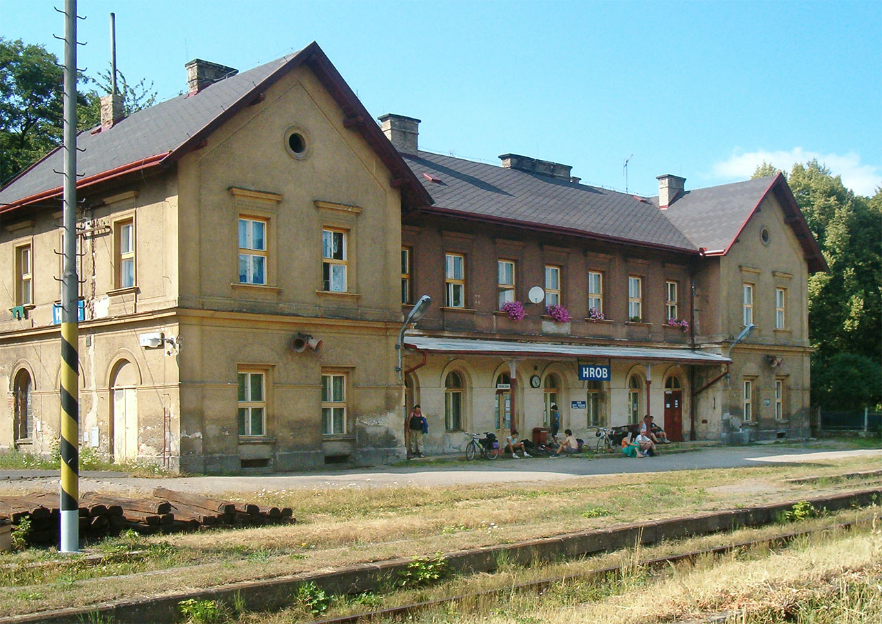 Stanice Hrob v roce 2004 zaujala svojí omšelou fasádou, stejně jako muškáty na oknech a neobvykle v kapitálkách vyvedenou cedulí s názvem stanice.
