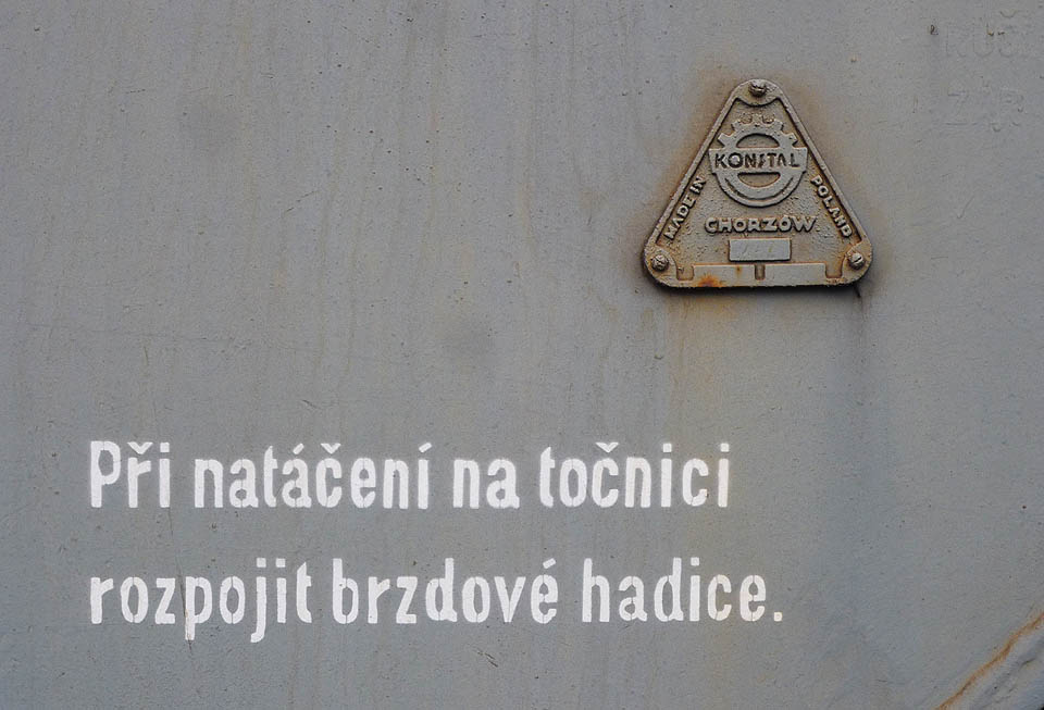 Při natáčení na točnici rozpojit brzdové hadice.