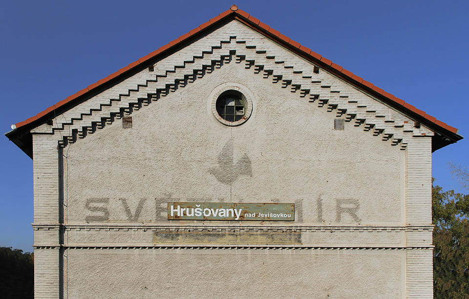 Nápis „Světu mír“ a obrázek holubice pochází z období socializmu. Ušlechtilé provolání cílí na cestující přijíždějící z neutrálního <a href=/Tema/Rakousko>Rakouska</a>.