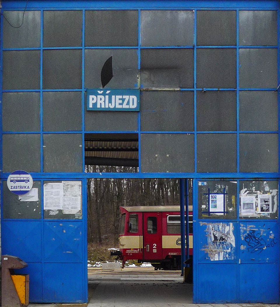 Jeden z posledních vlaků před zrušením trati do <a href=/Tema/Hevl%C3%ADn%20%28%C5%BEst%29>Hevlína</a> číhá za bočním vchodem na 1. nástupiště hrušovanské stanice.