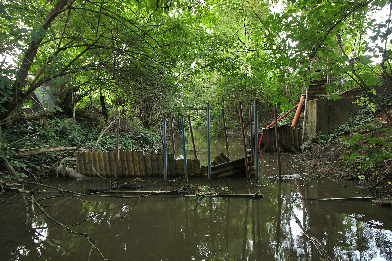 Jak taková amatérská přehrada může zkomplikovat situaci při povodni, se možná jednou přesvědčí majitelé okolních pozemků. Nám stavba ulehčila proplutí po zvýšené hladině náhonu na člunu.