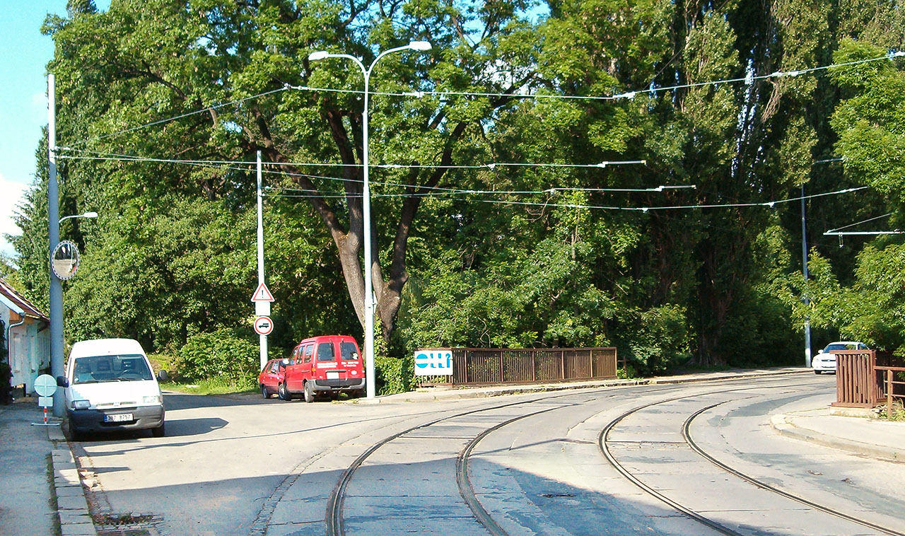 Pohled na most ulice Dolnopolní přes náhon v roce 2006, tedy nedlouho před jeho zrušením.