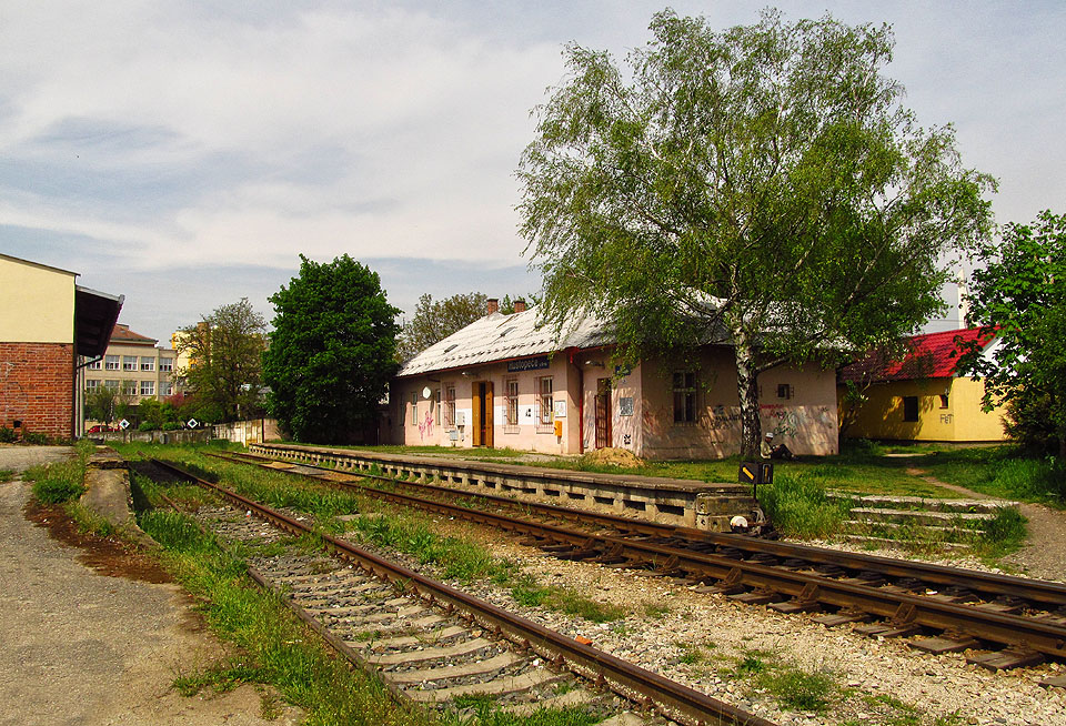 Staniční budova v Hustopečích mnoho krásy nepobrala. Svému účelu nicméně slouží od roku 1894 dosud. Staniční budova v Hustopečích mnoho krásy nepobrala. Svému účelu nicméně slouží od roku 1894 dosud.
