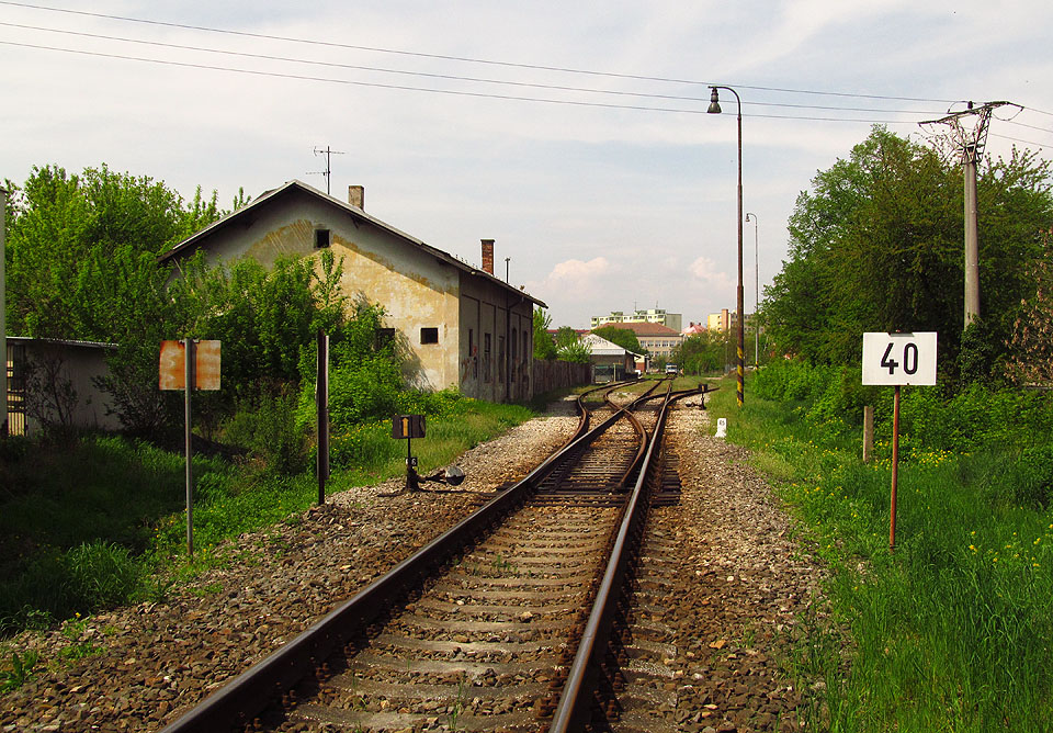 Na jediném - jižním (šakvickém) zhlaví stanice se jednokolejná trať rozplétá do trojice kolejí - nejprve výhybkou č. 5 odbočuje doleva 2. kolej, vzápětí výhybkou č. 4 odbočuje doprava 3. kolej. 1. kolej vede přímo až k jedinému nástupišti. Na jediném - jižním (šakvickém) zhlaví stanice se jednokolejná trať rozplétá do trojice kolejí - nejprve výhybkou č. 5 odbočuje doleva 2. kolej, vzápětí výhybkou č. 4 odbočuje doprava 3. kolej. 1. kolej vede přímo až k jedinému nástupišti.