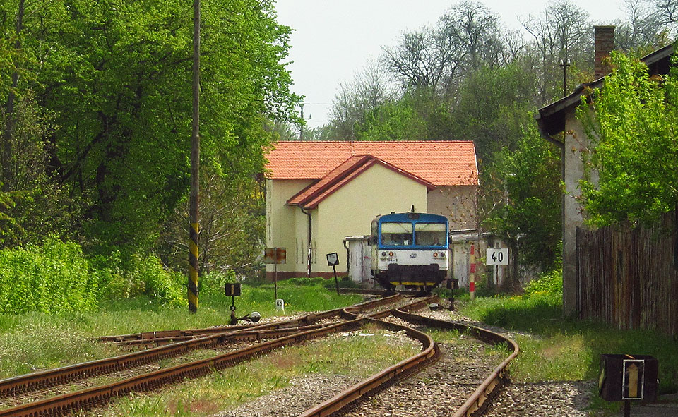 Traťová rychlost je stanovena na 40 km/h, stejně jako nejvyšší povolená rychlost v koncové stanici Hustopeče u Brna. Na svátek svatého Jiří právě vjíždí do stanice o 18 minut opožděný osobní vlak č. 4651 vedený motorovým vozem č. 809 358-5. Traťová rychlost je stanovena na 40 km/h, stejně jako nejvyšší povolená rychlost v koncové stanici Hustopeče u Brna. Na svátek svatého Jiří právě vjíždí do stanice o 18 minut opožděný osobní vlak č. 4651 vedený motorovým vozem č. 809 358-5.