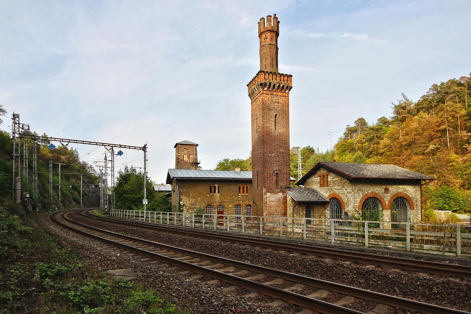 Pohled na provozní budovy Klamovy huti po odstranění trakčního vedení nad <a href="/Tema/Železniční trať Brno – Česká Třebová">železniční tratí</a>.
