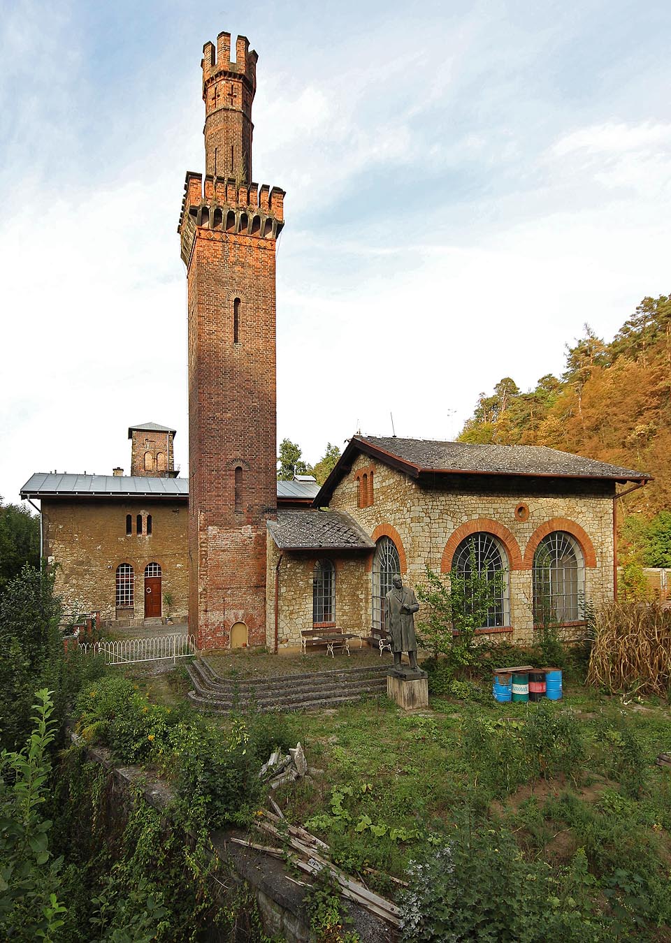 Pohled na Klamovku od jihu z <a href="/Tema/Železniční trať Brno – Česká Třebová">dráhy Brno – Česká Třebová</a>, která ji těsně obepíná. V popředí je vidět nevyužívaný vodní náhon zbudovaný již v 18. století pro původní mlýn.