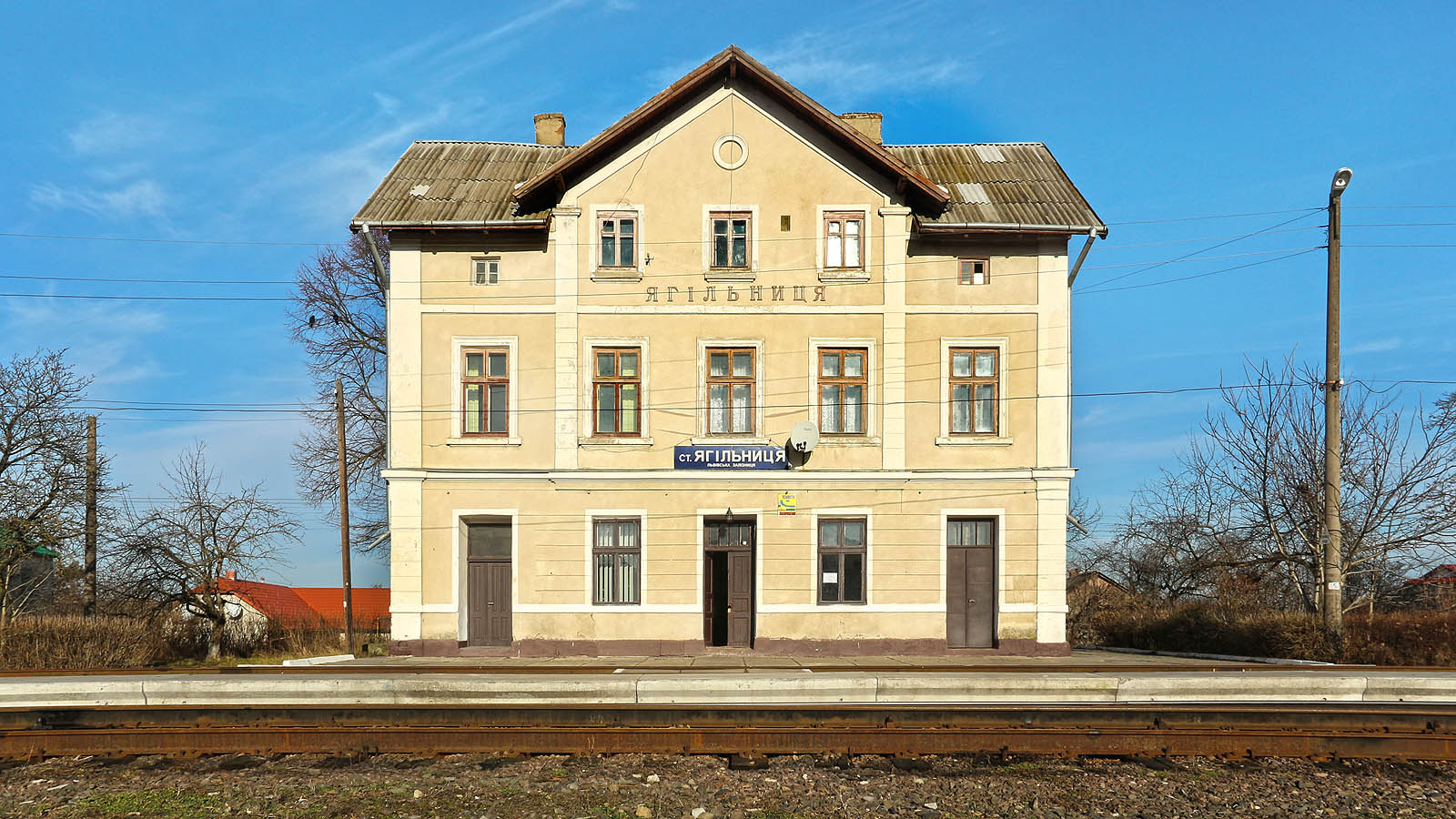 Výpravní budova stanice Ягільниця prošla několika citlivými rekonstrukcemi a vypadá prakticky stejně jako v roce 1887, kdy byla vybudována. Zřejmě se stala inspirací pro o 18 let mladší výpravní budovu ve stanici <a href="/Tema/Nové Město na Moravě (žst)">Nové Město na Moravě</a>.