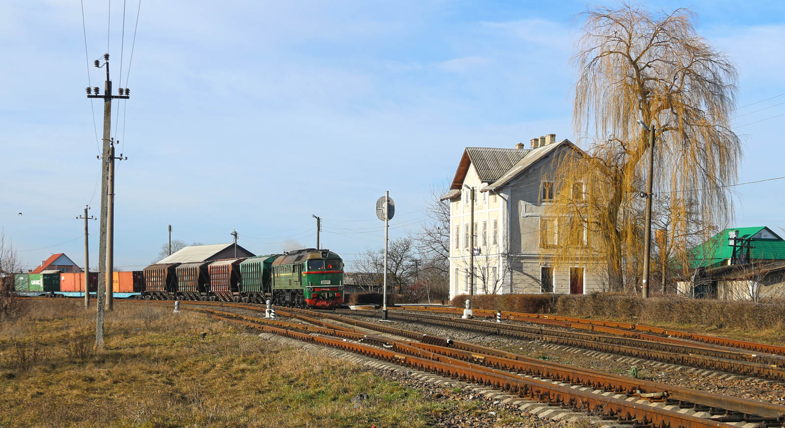 Ve využití železnice pro přepravu nákladů by mohla jít Ukrajina většině zemí vzorem. Přes Jagelonici sice jezdí denně jen 4 osobní vlaky, ale na původní lokálce stále existuje významná nákladní doprava. Na snímku je nákladní vlak převážející stavební hmoty a kontejnery ve svátek 1. ledna 2018.