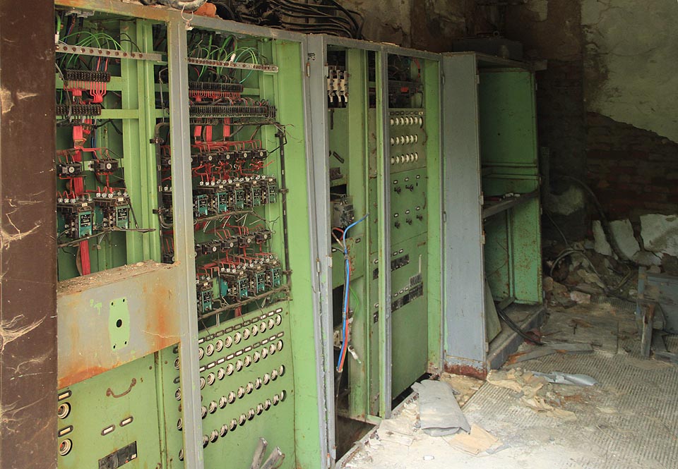 Některé části elektroinstalace jsou kupodivu ještě pod napětím a výhrůžně bzučí.
