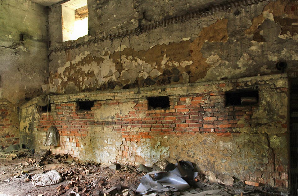 V kotelně stávaly pece, které vytápěly celý areál. Zbyly po nich jen otvory do komína.