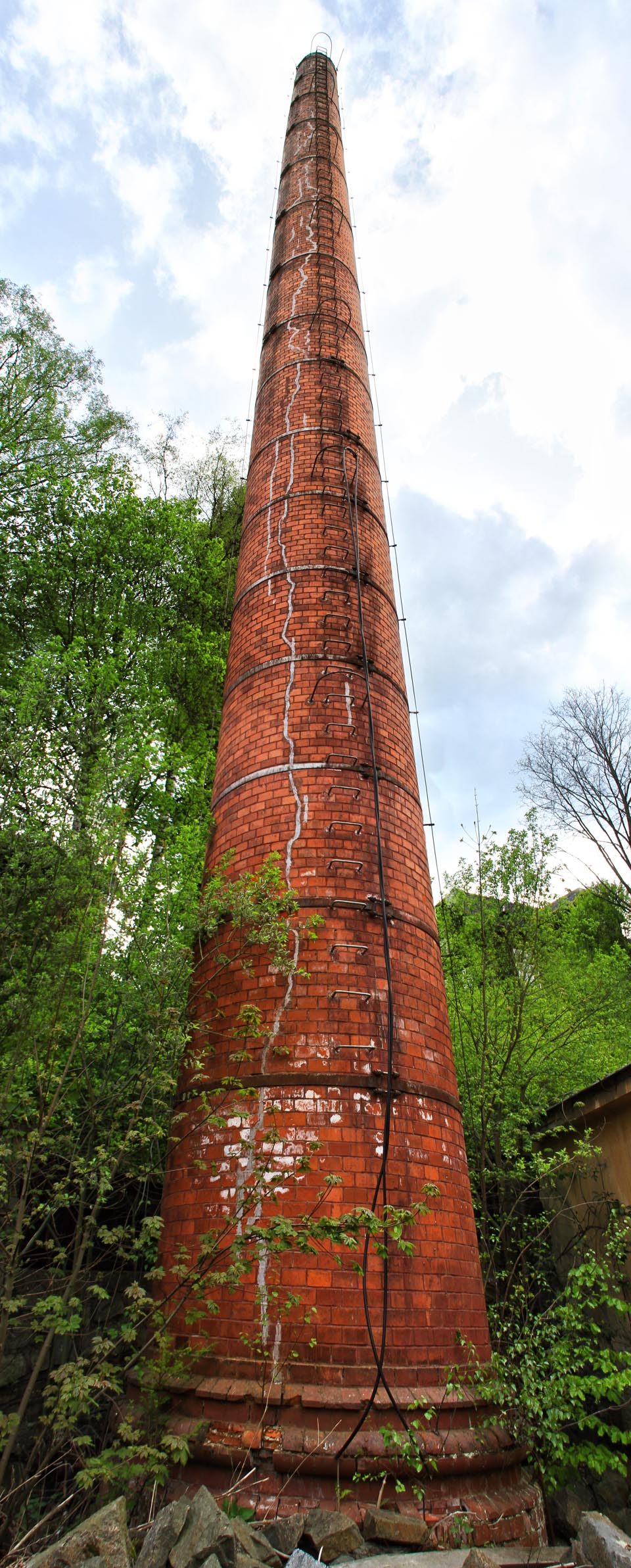 Samotný komín je majestátní stavbou, nahoře mírně zahnutou.