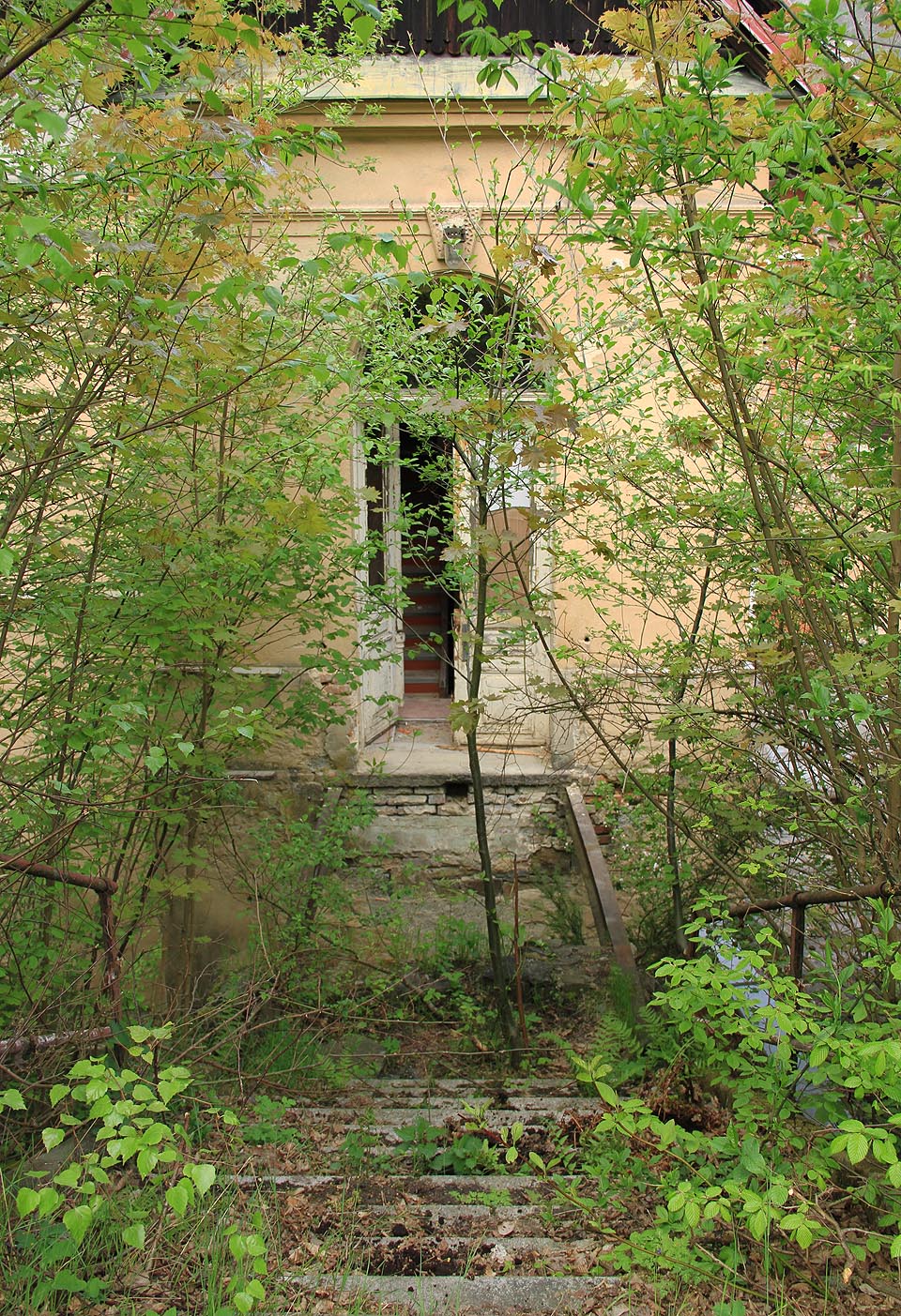 Vstup pro odvážné: po zapadaných schodech na dvojici traverz nad propastí o výši dvou pater.