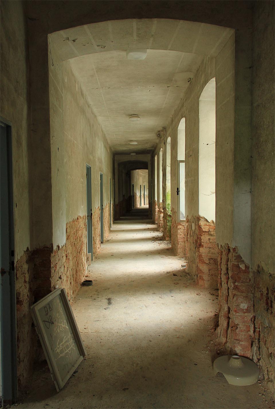 Místo kroků lázeňských hostí se chodbami rozléhá jen skřípání oken ve větru.