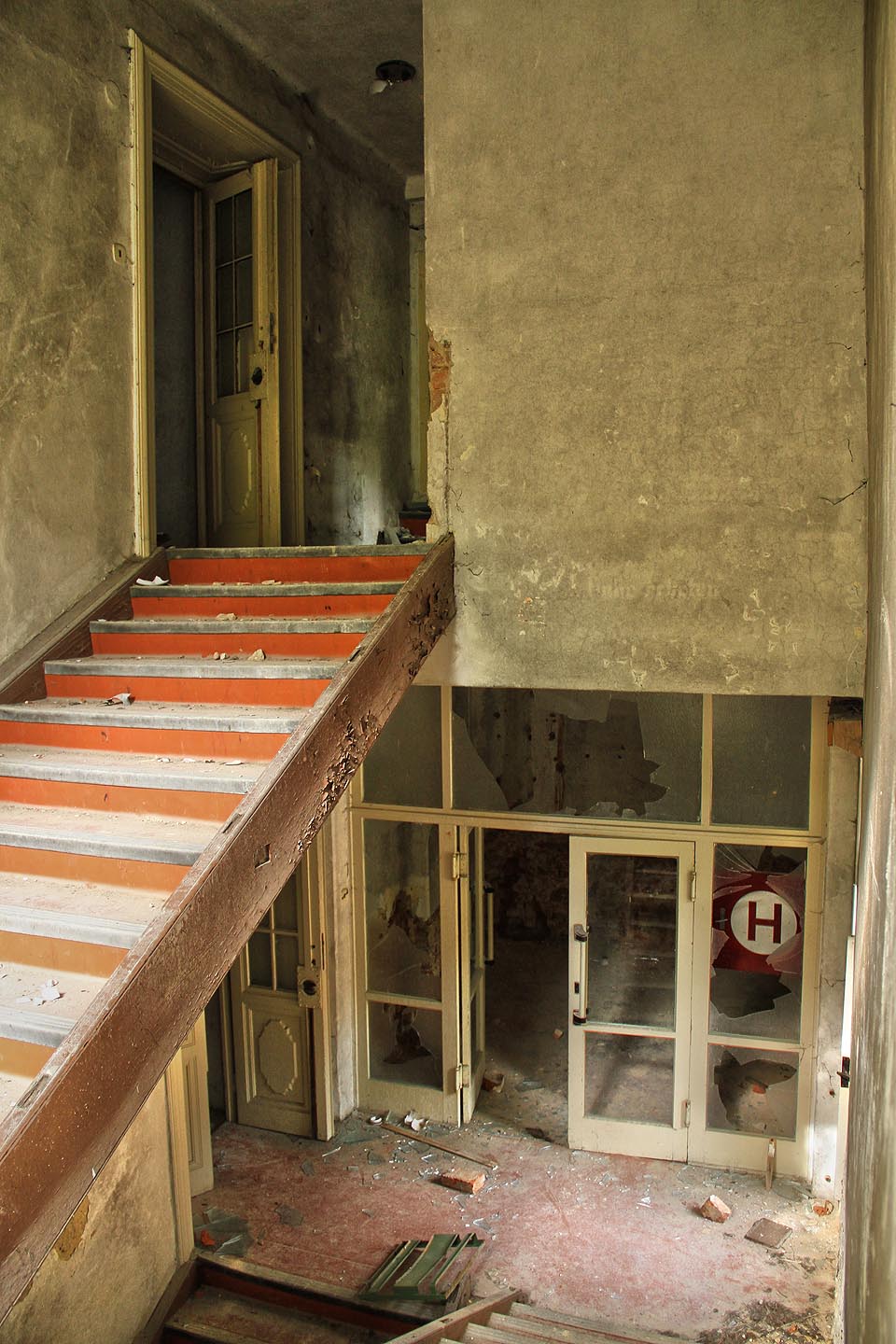 Po hlavním schodišti lze vystoupat až do nejvyšších pater budovy z roku 1899.