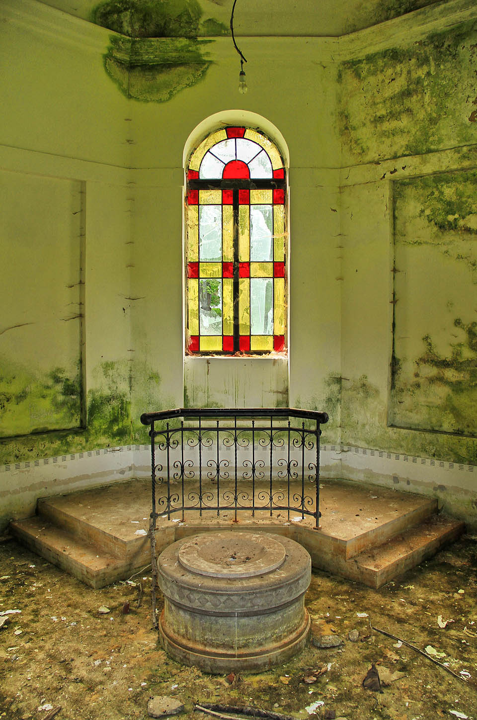 Vodu byste ale v prameni hledali marně. Potrubí je ucpané či zrezivělé, pramen zanikl.