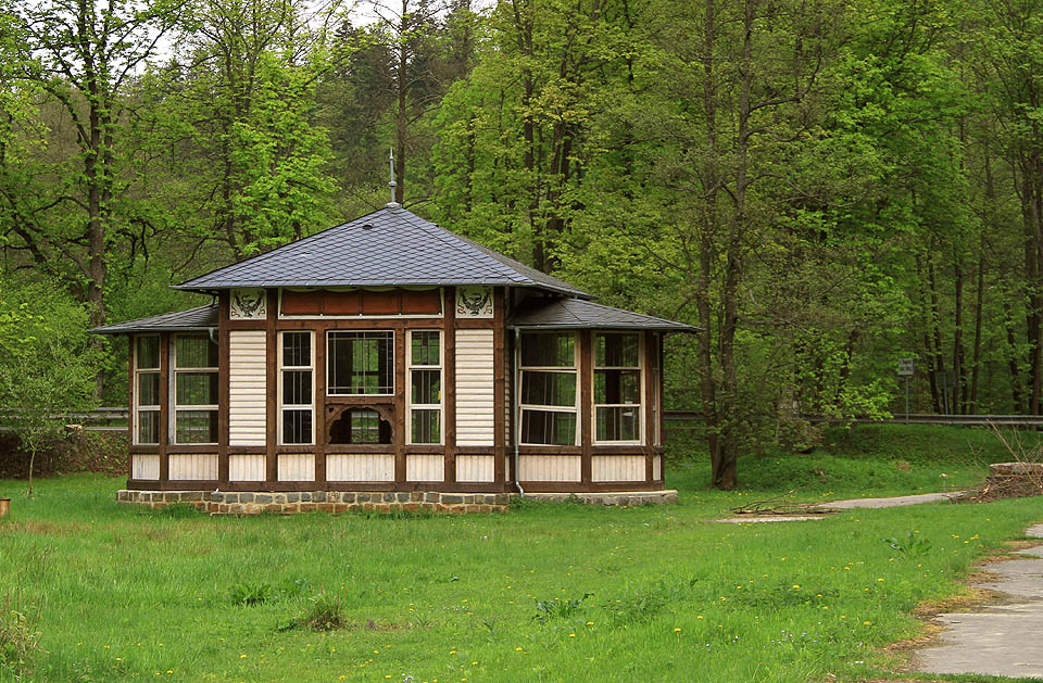 Starší ze dvou pramenů se jmenoval Marie a má také vlastní altánek. Zachovalý, dřevěný a smutný. Pod plochým dřevěným stropem pavilónu je umístěn vlys s dekorativními malbami na plátně, uprostřed místnosti vyzděný kruhový pramen pokrytý železitým povlakem. Voda neteče.