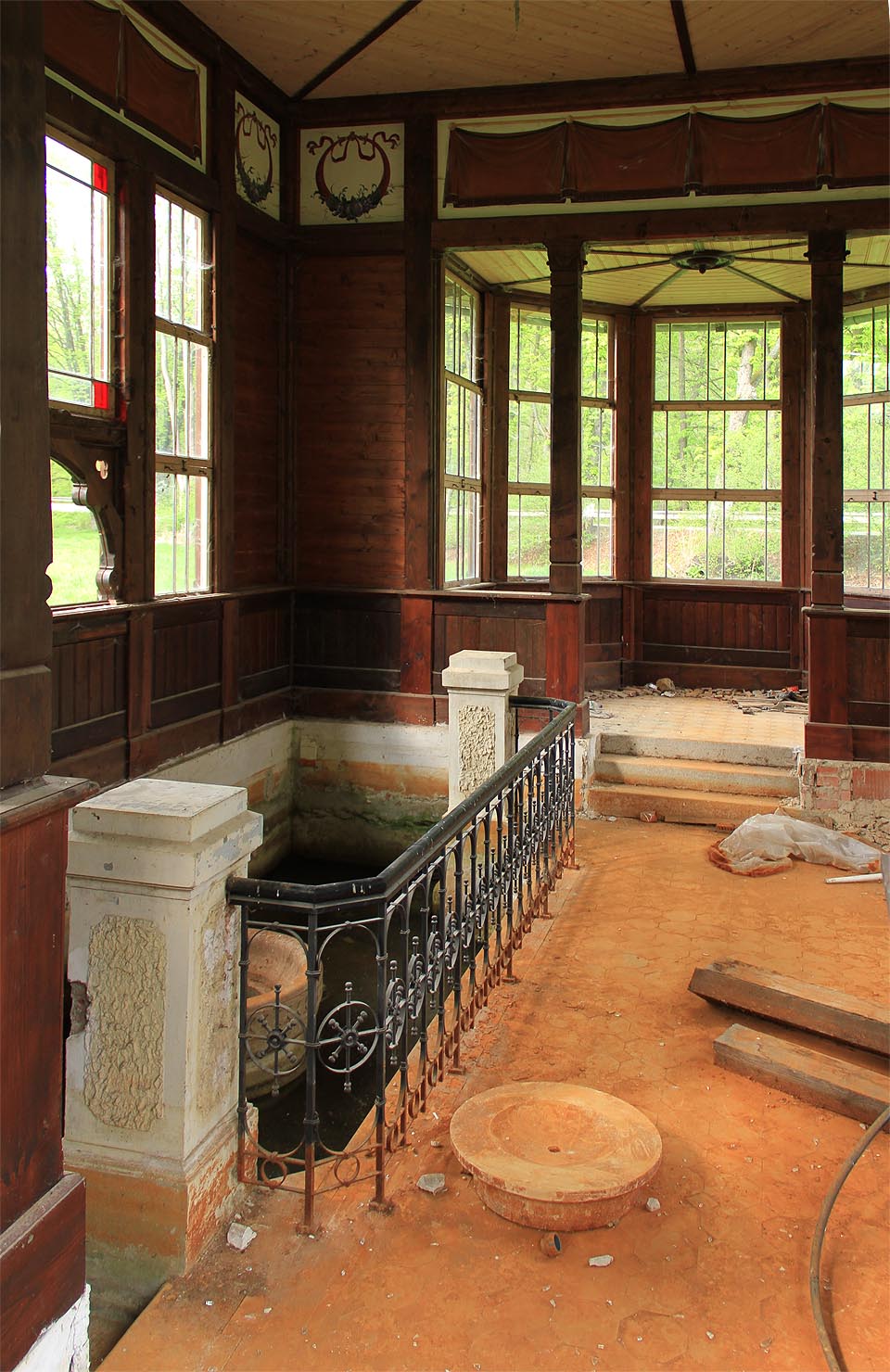 Také zde zbyl jen rezivý povlak po železité vodě. Opodál v jímce chroptí pramen, jehož voda se mísí se shnilou břečkou v nádrži. Napít se z ní nedá.