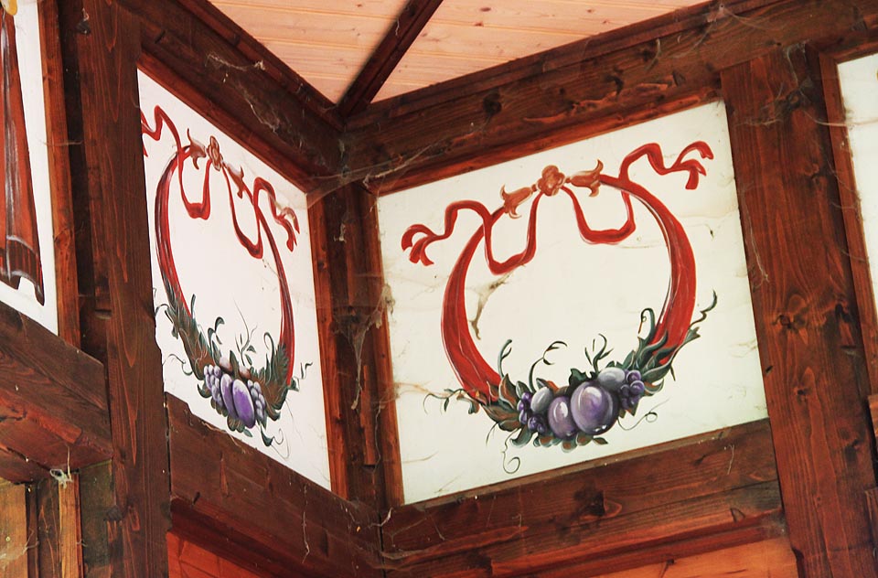 Dobovou lázeňskou výzdobu zde obdivují jen náhodní kolemjdoucí.