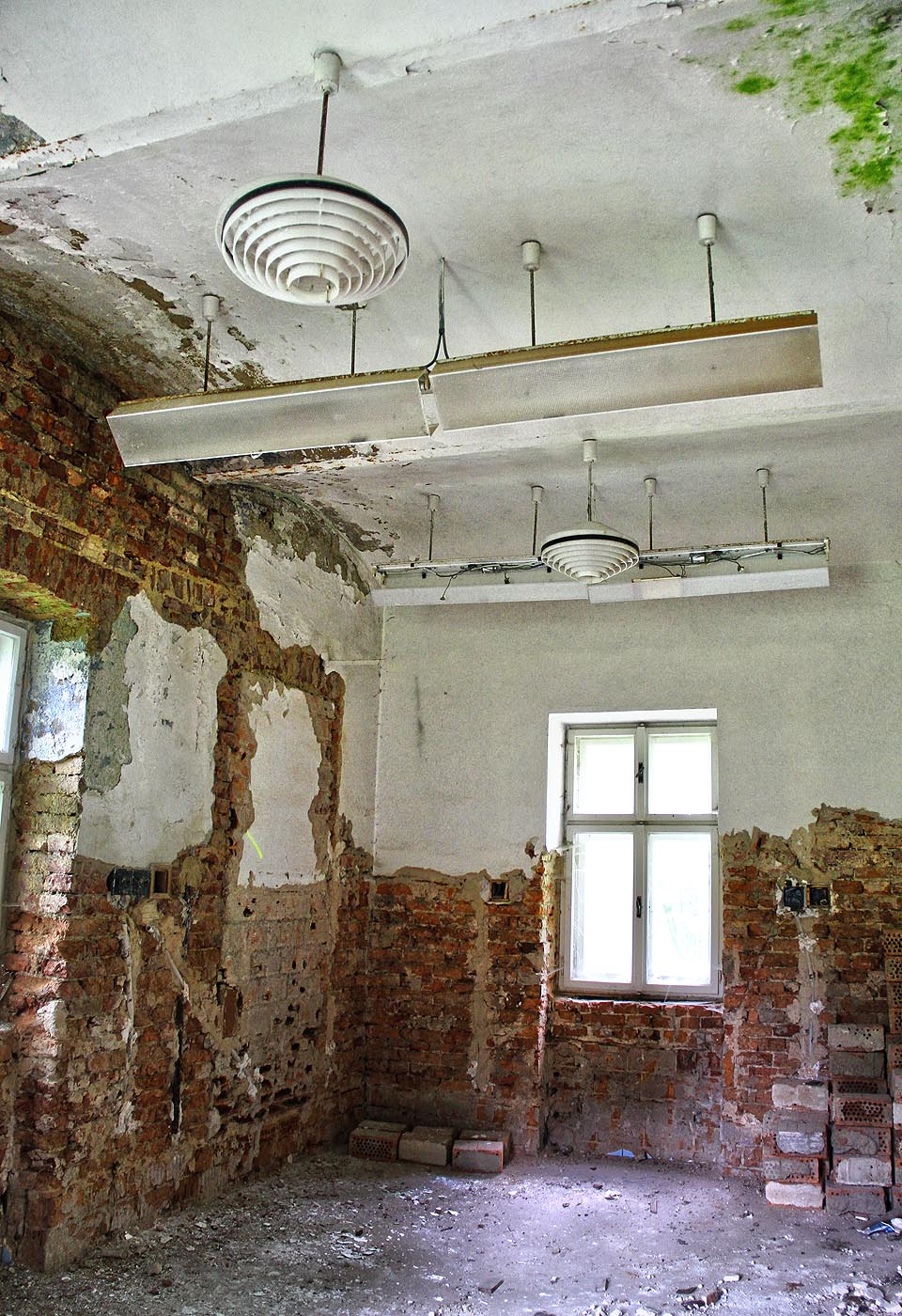 Kontrast klenutých stropů, normalizačních lamp a zelenvých řas je jenom zdánlivý.