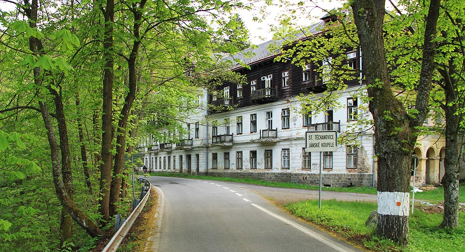 Na první pohled je také vidět, že budovy již delší dobu chátrají.