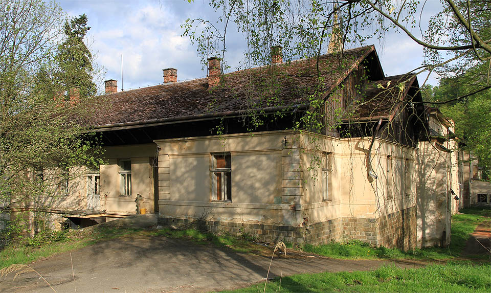 Zadní přístavba hlavní budovy za kaplí vypadá shora jako jednopatrová budova.