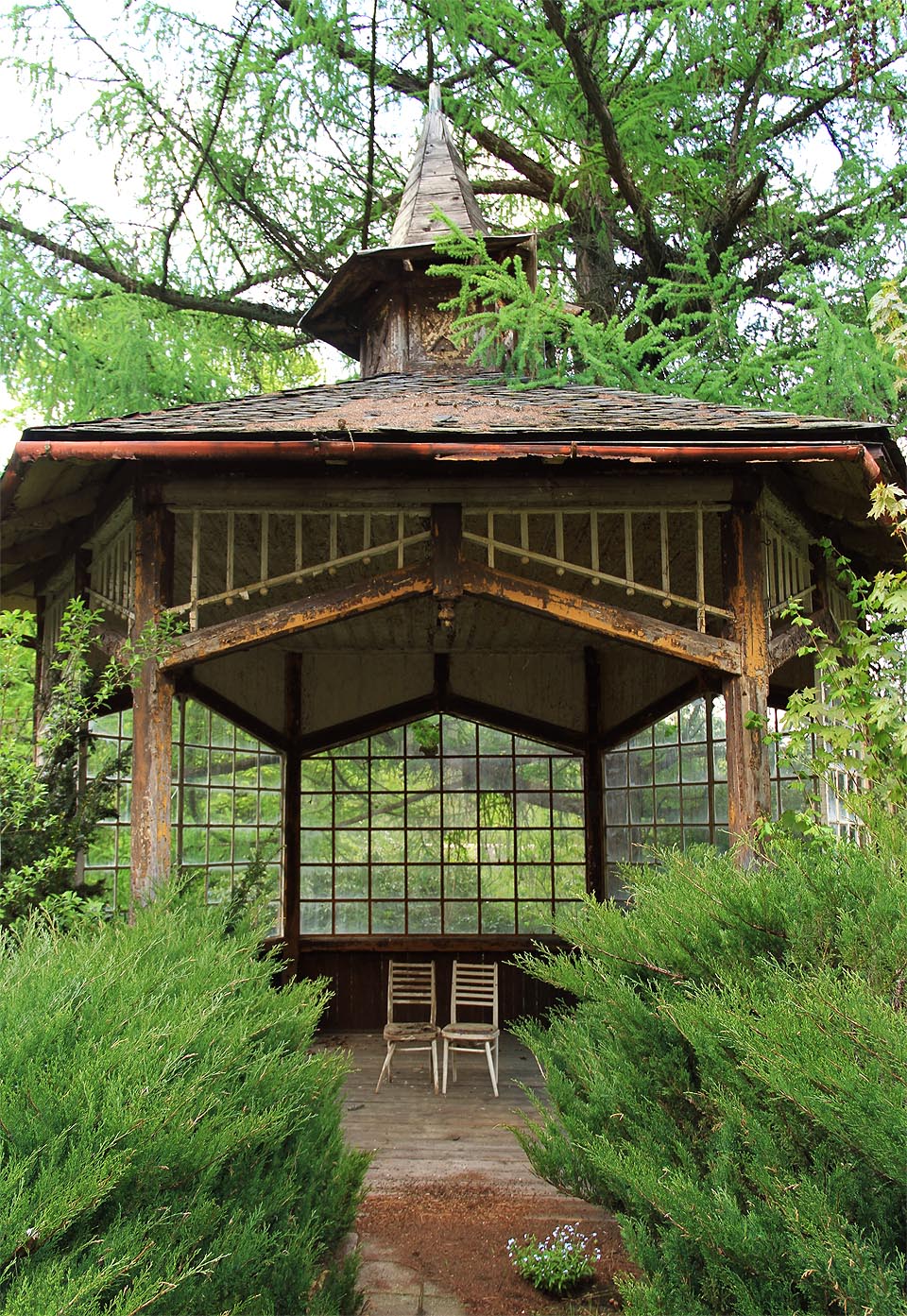 Dvojice židlí za mraveništěm v altánku posloužila již řadě fotografů, kteří se vydali zachytit ponurou krásu zpustlého areálu.