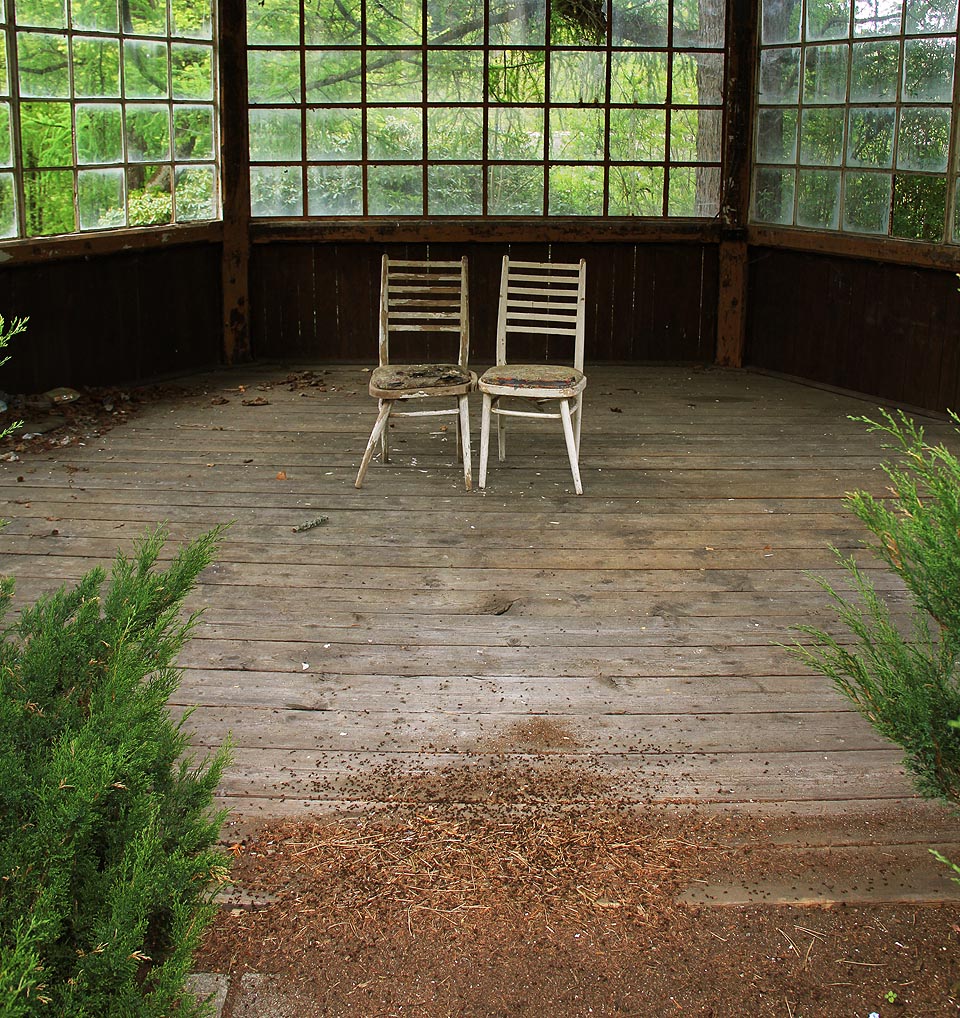 Obří mraveniště naznačuje, že by bylo možné židle s kouskem lana použít jako mučící nástroj.