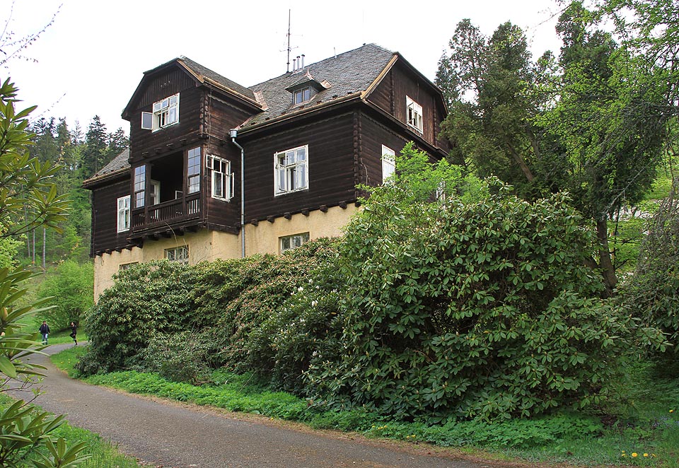 Správní budova je z roku 1913. Stejně jako Březovský vodovod, fotbalový klub Zbrojovka Brno, Jedličkův ústav a parní tramvaj v <a href=/Tema/Ostrava>Ostravě</a>.