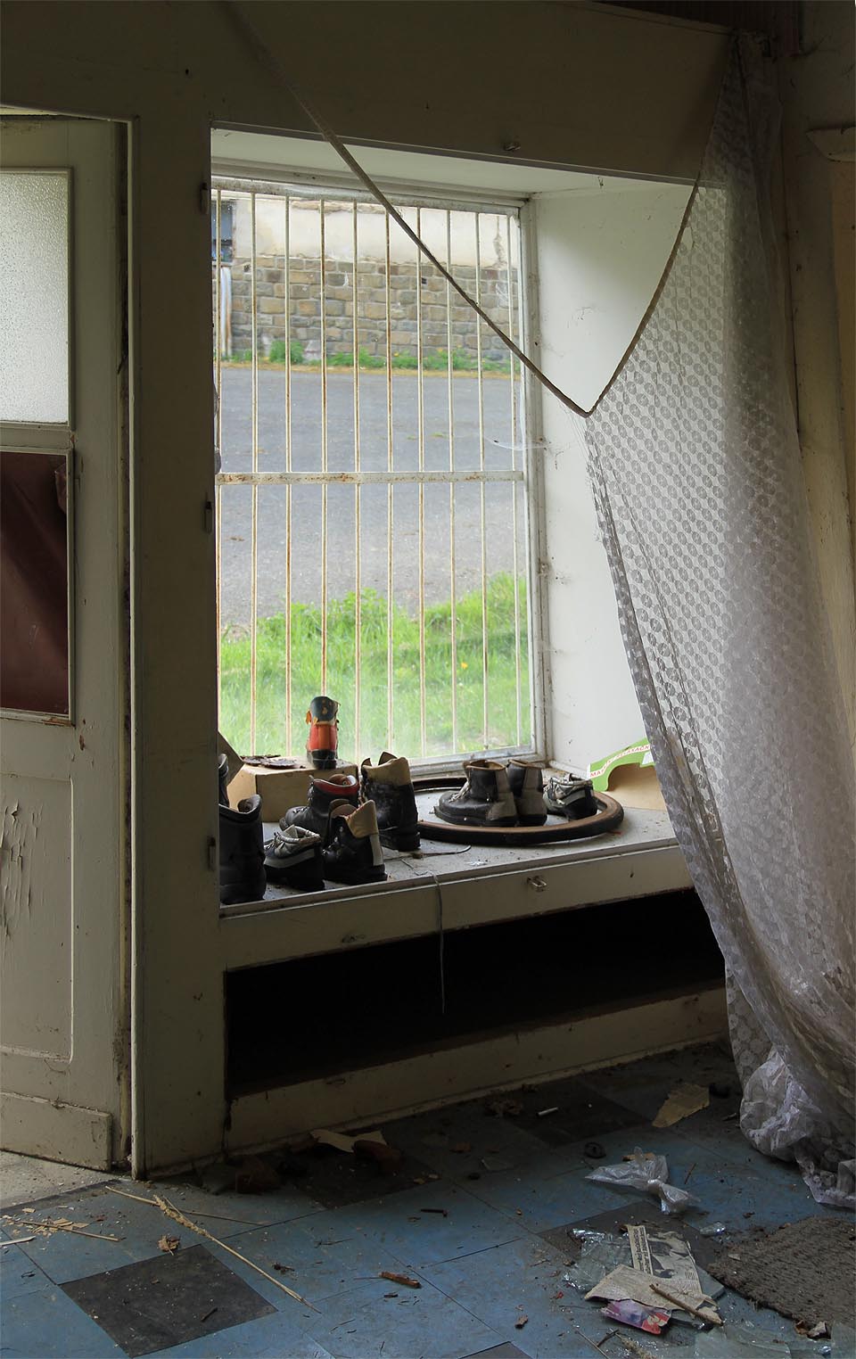 Na protější straně areálu stojí pozůstatky místní půjčovny sportovních potřeb, postavené za socializmu.