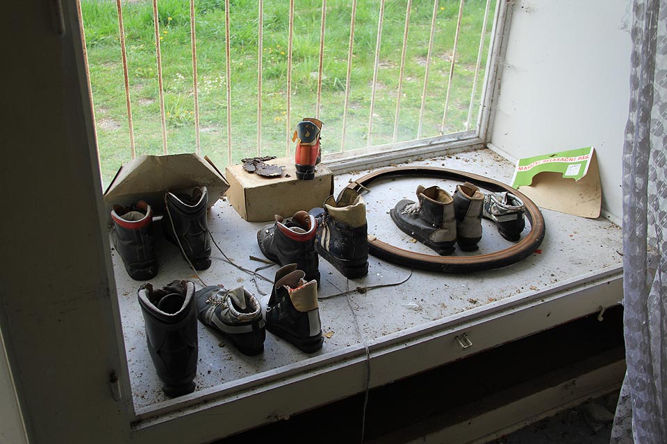 Ve výloze lze nalézt některé z posledních modelů. Většinou pro běžkaře s vázáním typu NN75.