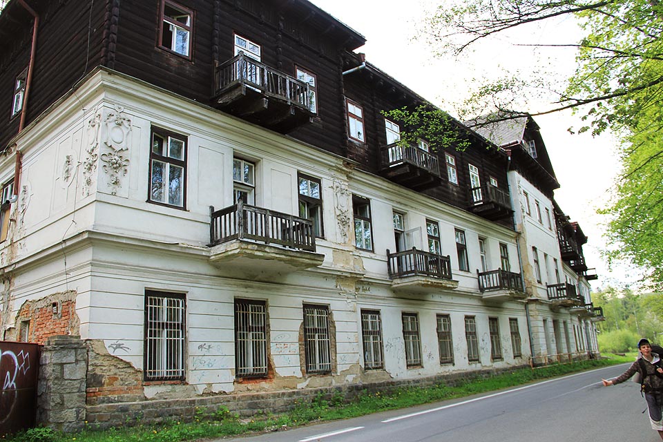 Poslední z lázeňskyýh hostů neodjíždí omnibusem. Rozhodl se zkusit štěstí na stopu.