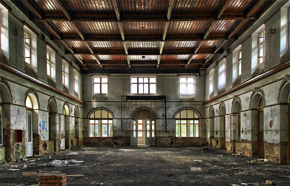 Ubohý pohled na velký sál v bočním křídle hlavní budovy (směrem od pódia).