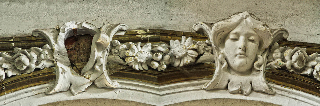 Kam zmizel mírně povýšený pohled mladé děvy z pravého snímku? Dívka vlevo raději doslova skrývá tvář (koláž).