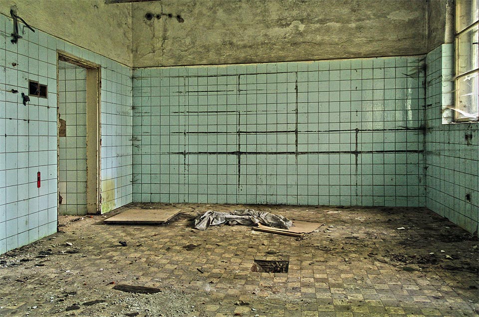 Chvílemi se zdá, jako by zpoza dveří vykukovala slečna v zástěře se stříkající hadicí v ruce.