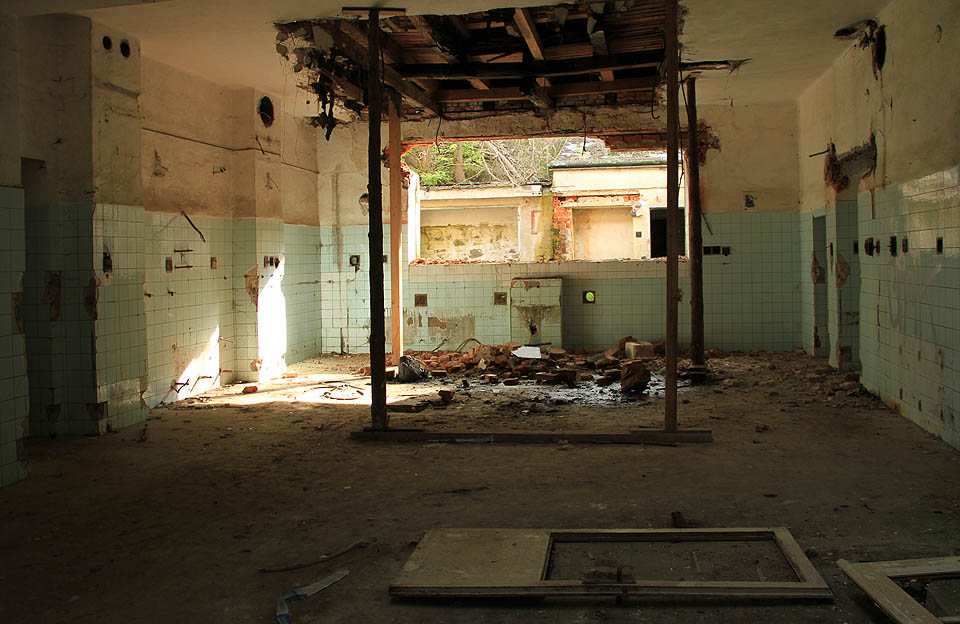 Tak dlouho držely provizorní výdřevy strop, až vypadlo okno.