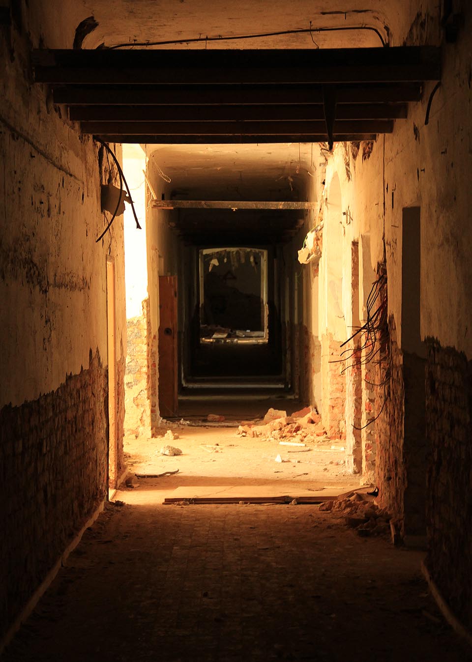 Barevné světlo přes vitráže v oknech kaple dodává chodbám kouzelný nádech.