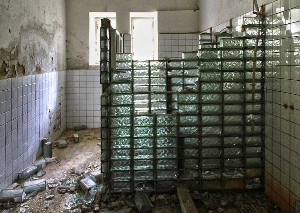 Sprchové kabinky oddělené luxferami jsem doposud neviděl.