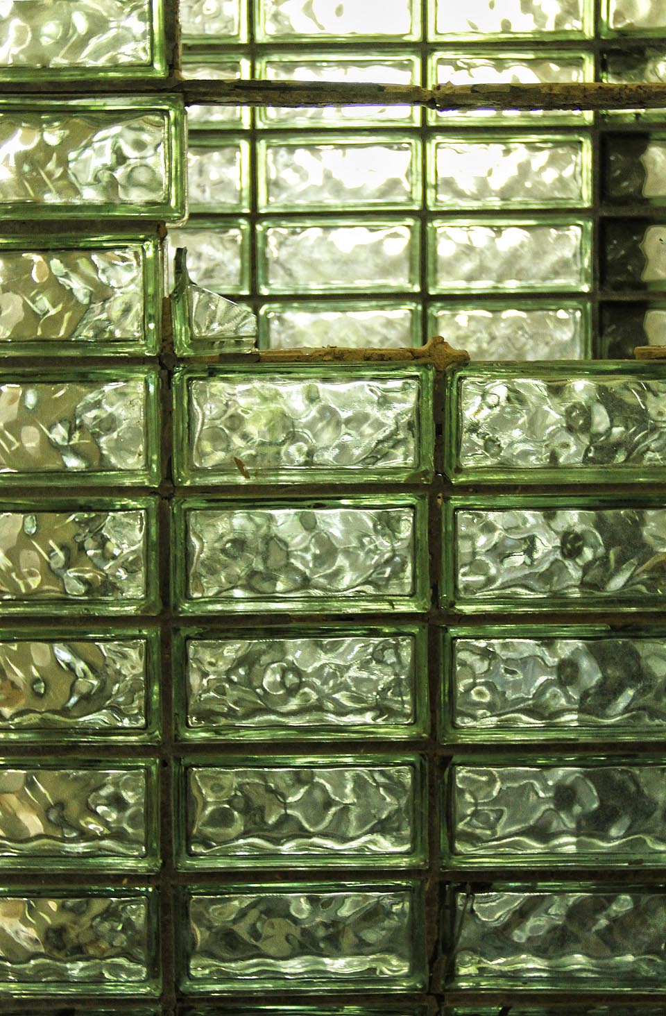 Sprchování mezi průhlednými bloky musí být zajímavé…