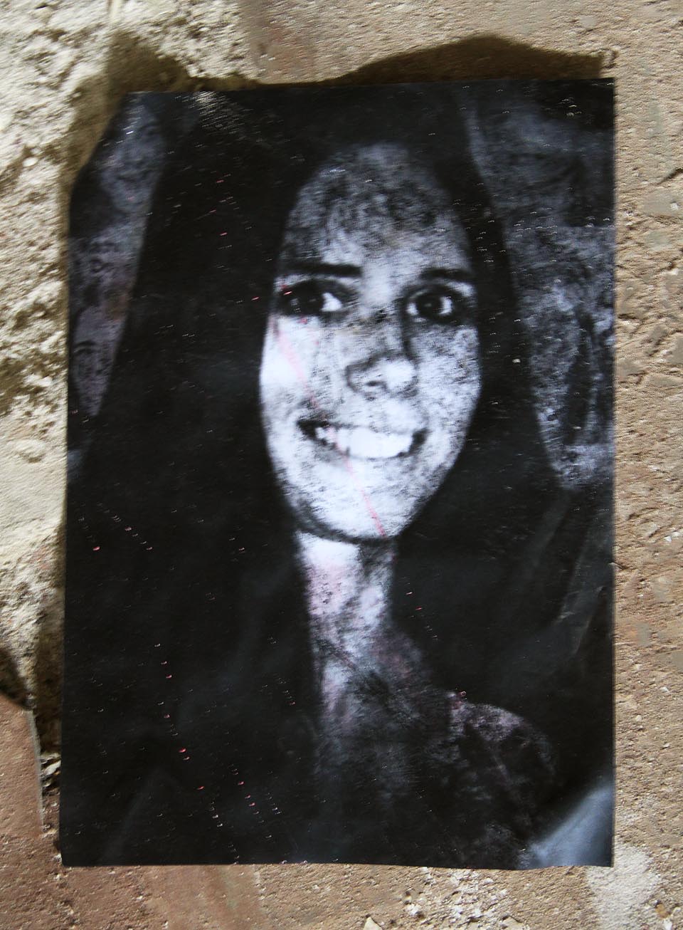 …zvláště když se vedle sprchuje třeba taková slečna, jako na fotce ze zdi.