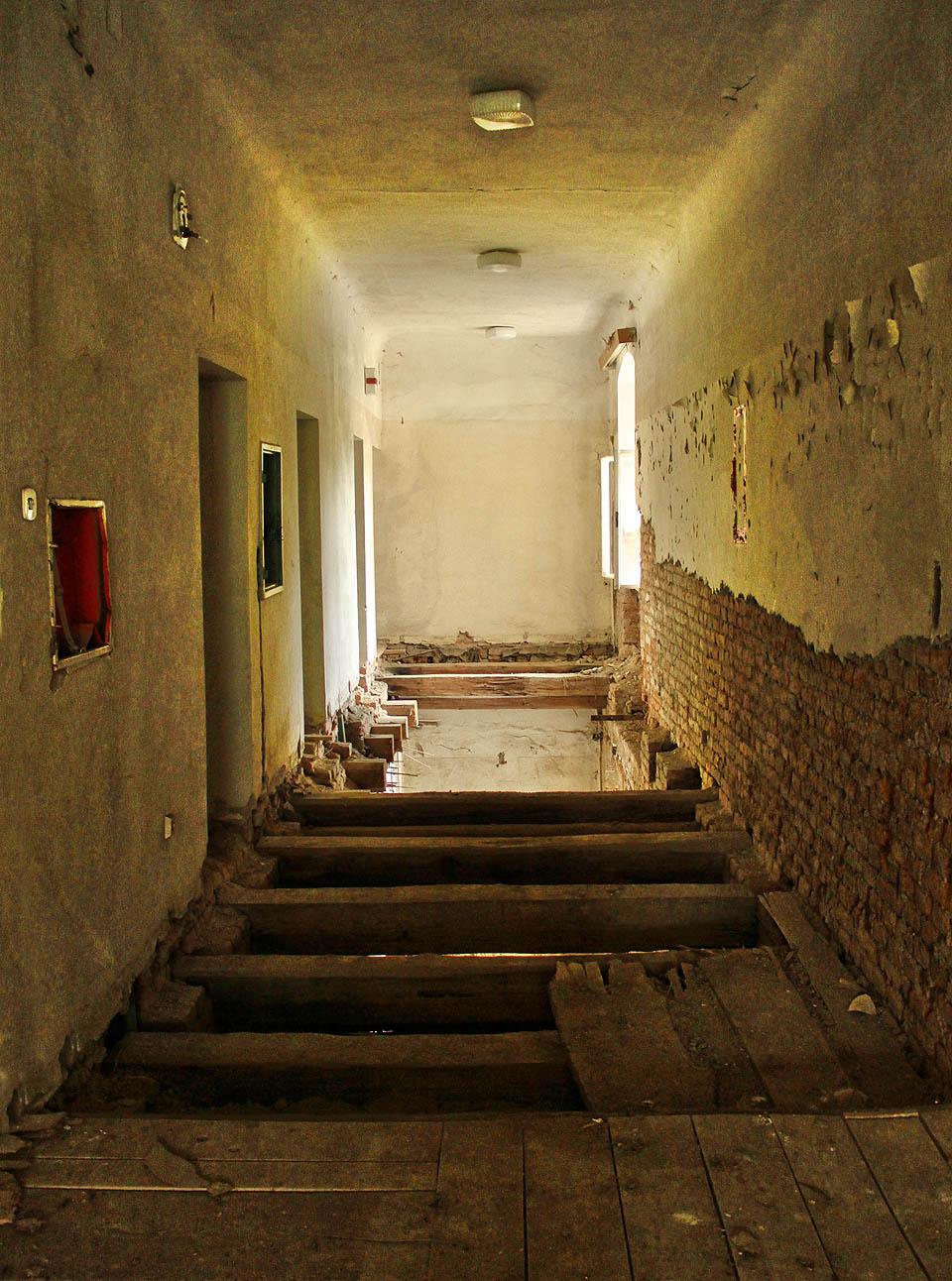 Některými chodbami není radno procházet obzvláště za tmy.