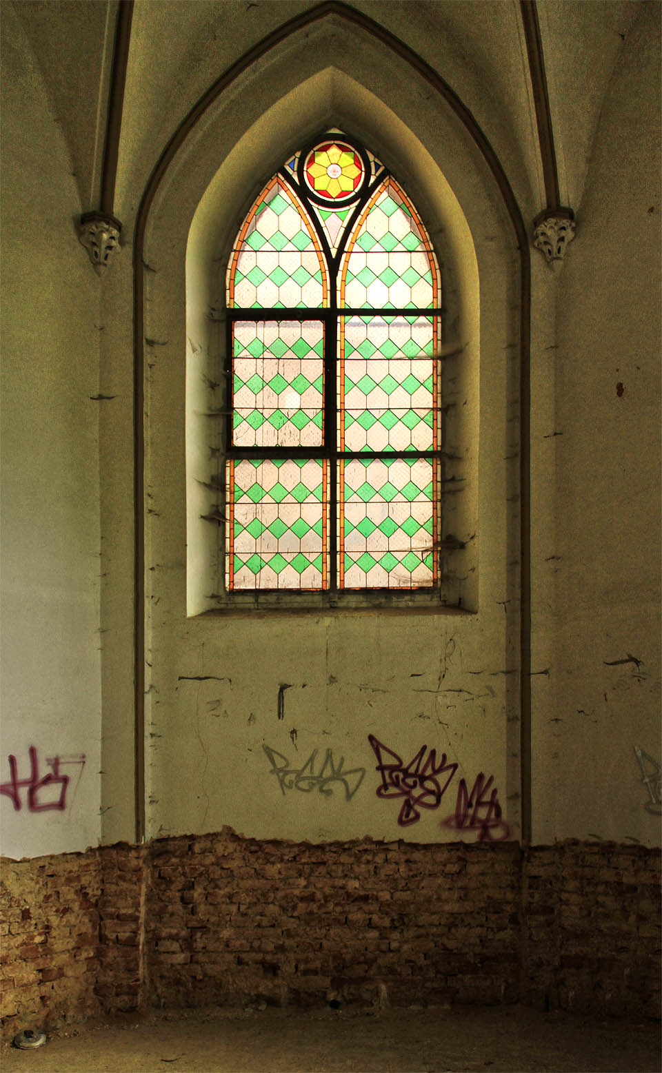 Vitráže v oknech kaple jsou neporušené.