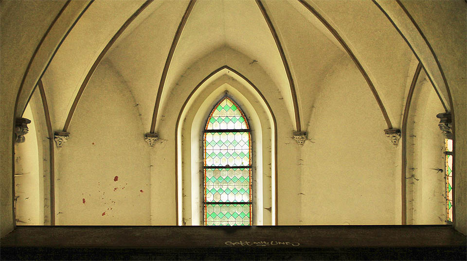 Ztichlá kaple a nápis „Gott mit uns“ na kůru nahání trošku husí kůži.