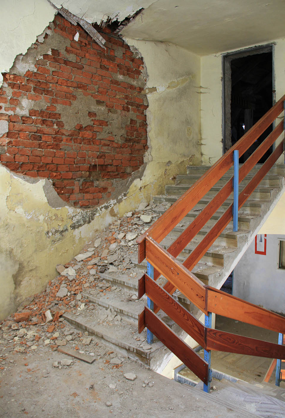 Díry ve střeše signalizují nadcházející závěrečné a nejdůležitější dějství dvacetiletého chátrání Jánských Koupelí.