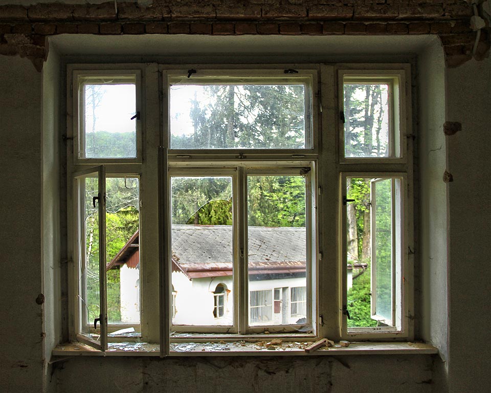 Jednou z mála budov pocházejících z období socializmu je kiosek, který sloužil jako půjčovna sportovního náčiní.