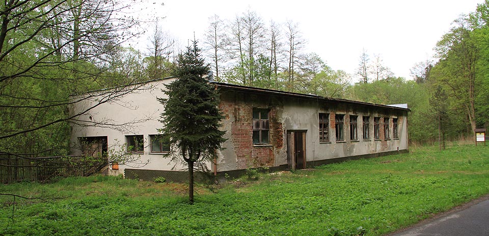 Také čistírna je zchátralá a její dveře zvou k letmé návštěvě.