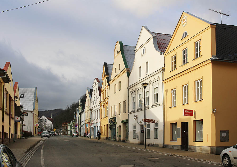 Řada barokních domů na severní straně náměstí (ulice Míru) je památkově chráněná. Pod mladšími fasádami z 2. čtvrtiny 19. století se skrývají původní pozdně gotická jádra ze 14. století.
