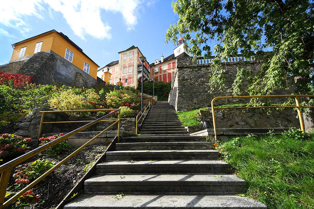 Bezkonkurenční dominantou malebného města je zámek Jánský Vrch je původně přestavěný hrad, prvně zmiňovaný v roce 1348. Jeho původ je však zřejmě starší, nicméně archeologicky není doložen.